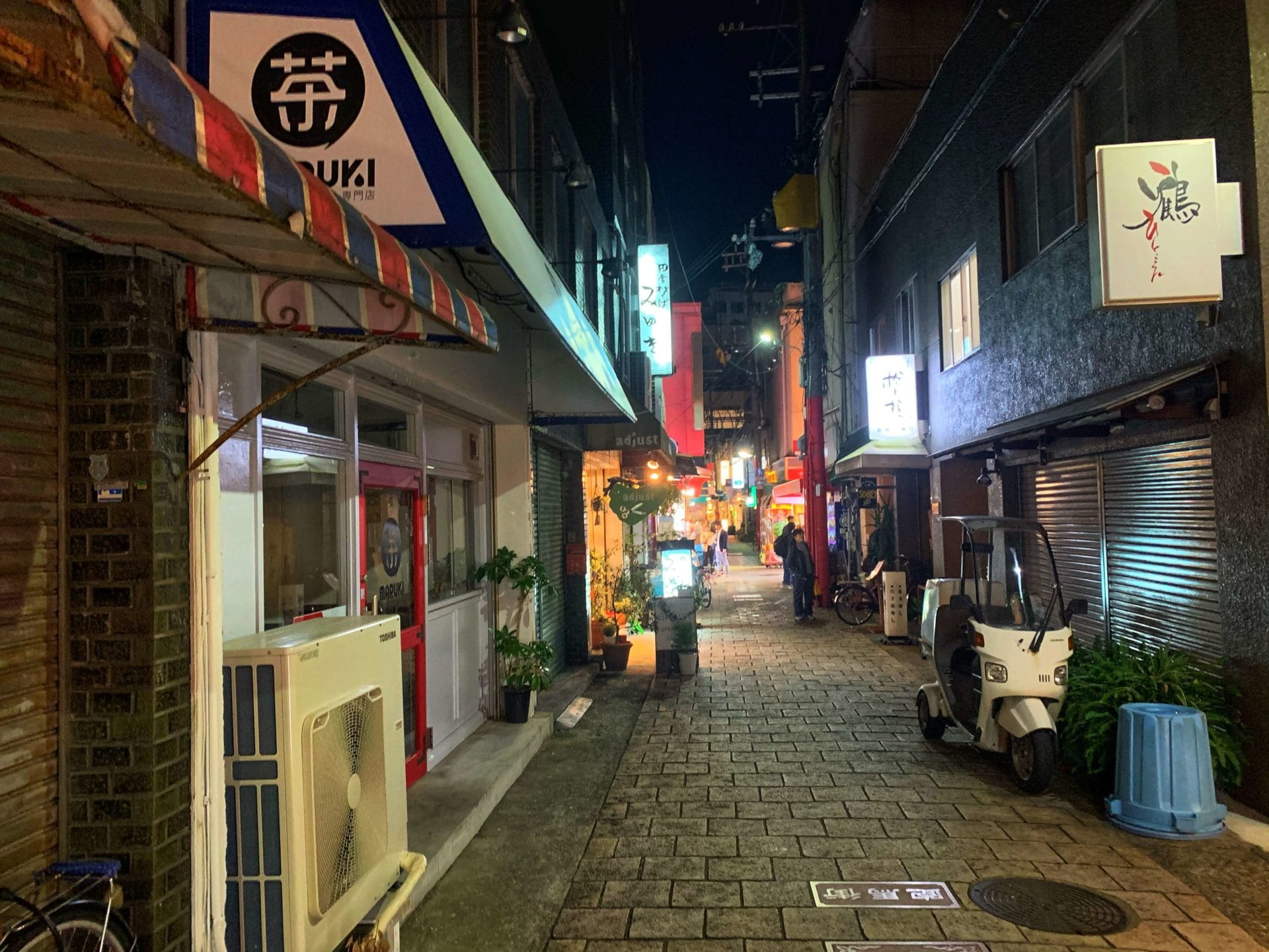 路地裏を散歩する